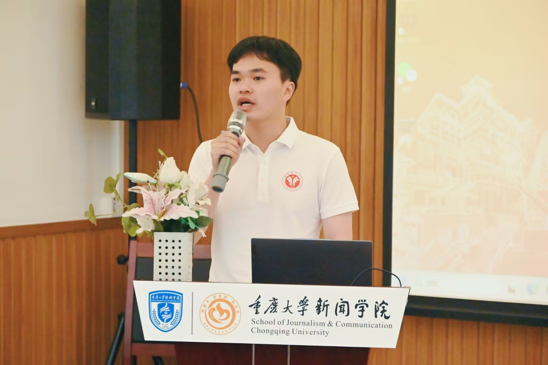 邓伊鸿演讲.JPG