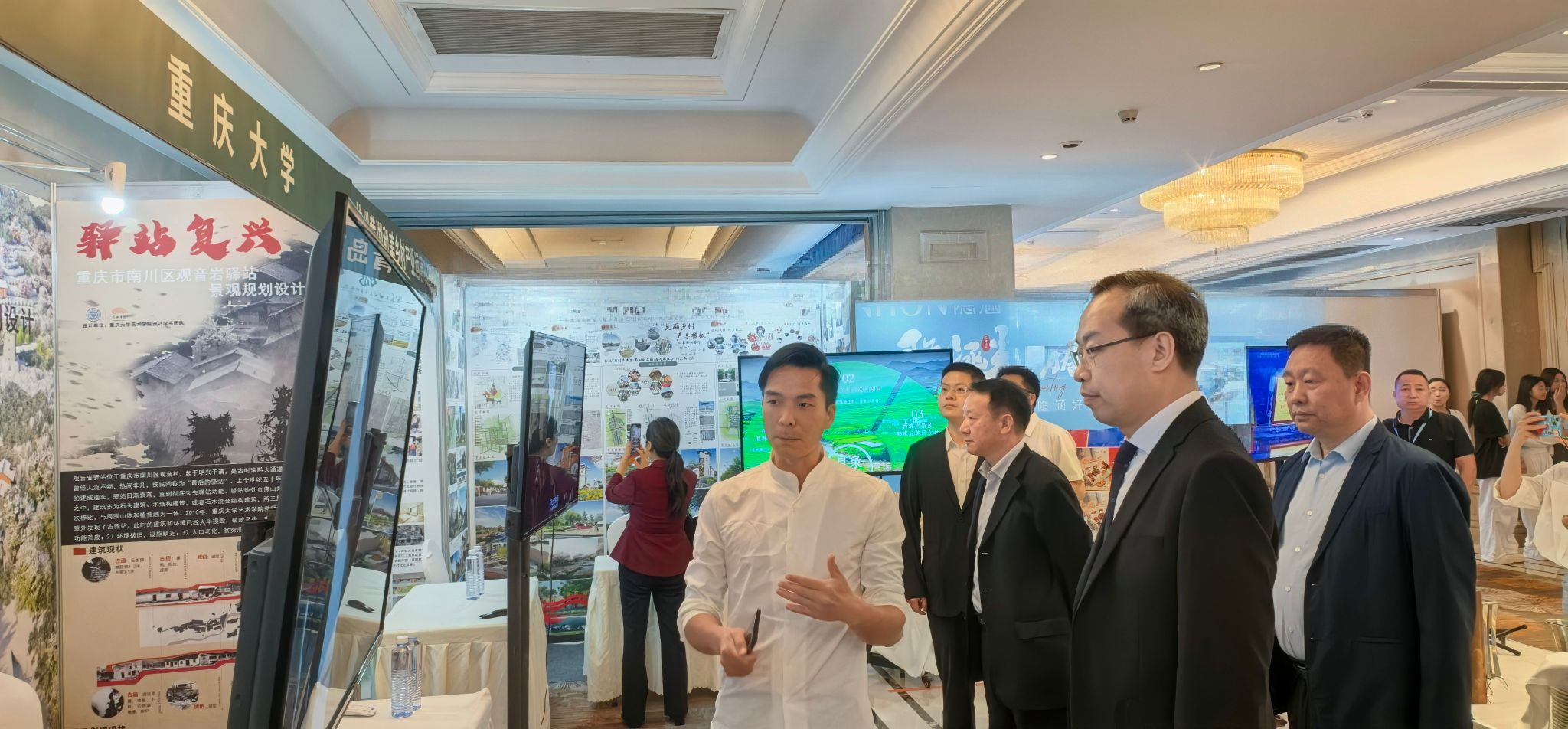 参观展览.jpg