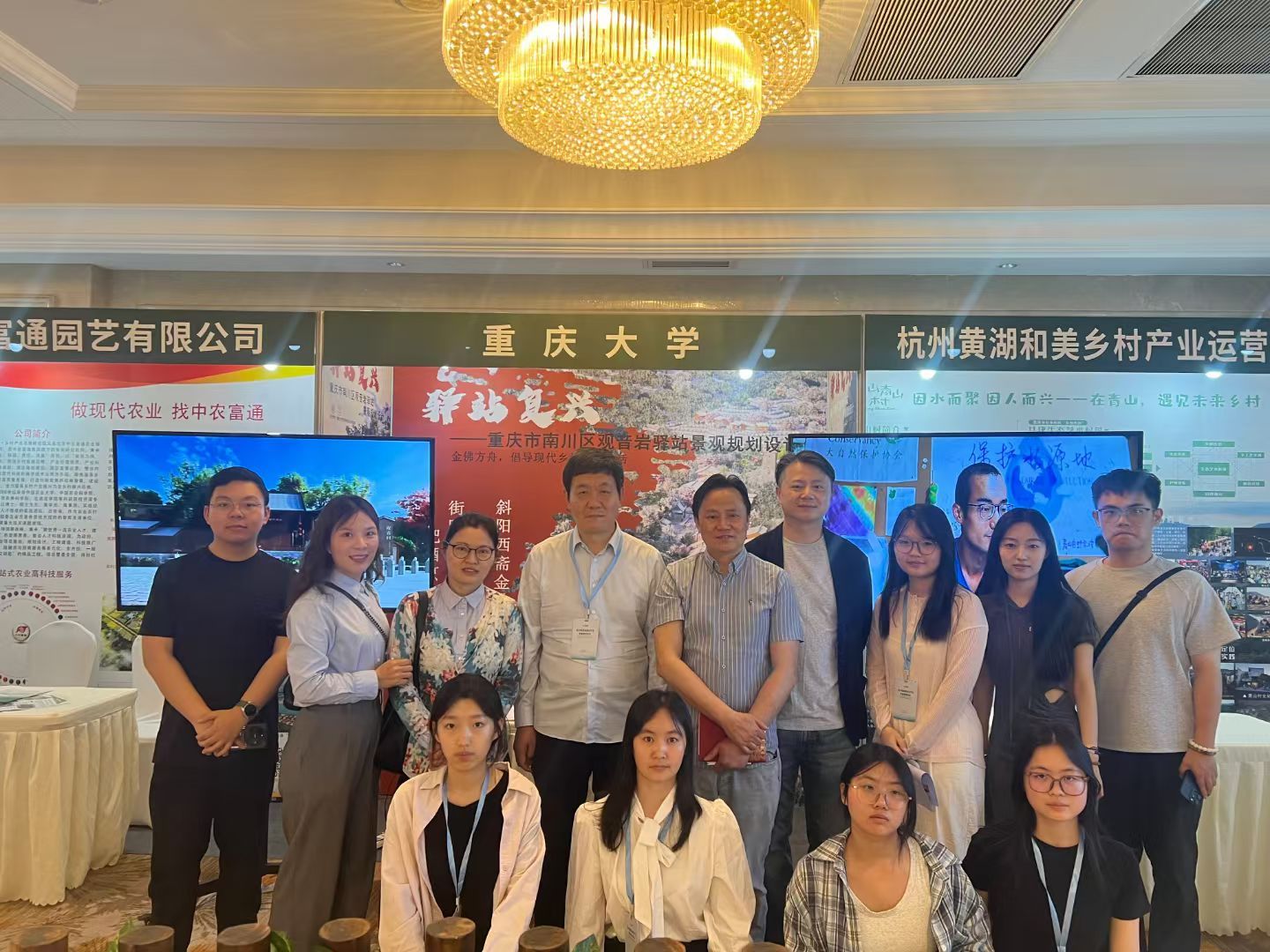 院长参观展览.jpg